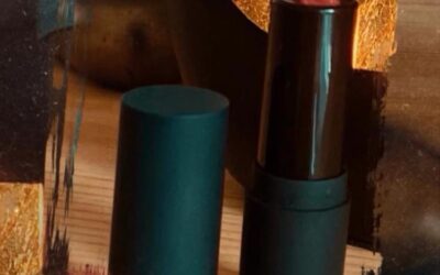 Shimmering lip gloss ~natural glow